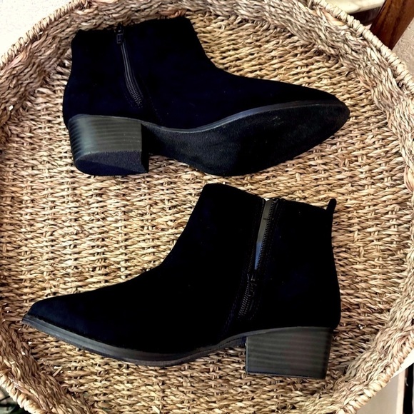 LC Lauren Conrad Shoes - LAUREN CONRAD BOOTIES black faux suede & a sprinkle of gold studs at ankle SZ 9W